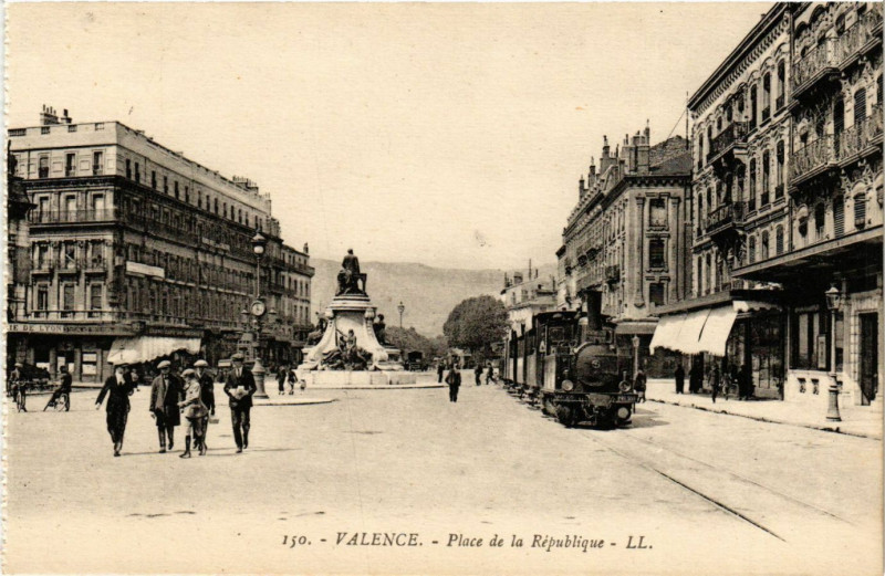 Carte postale ancienne Valence Place de la Republique ` à Valence
