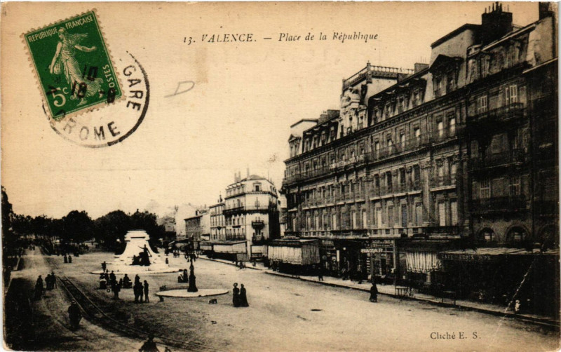Carte postale ancienne Valence Place de la Republique à Valence