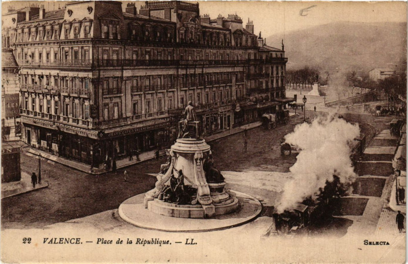 Carte postale ancienne Valence Place de la Republique à Valence