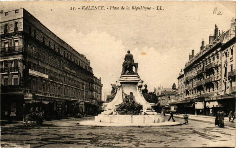 Carte postale ancienne Valence Place de la Republique à Valence