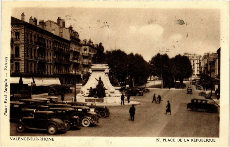 Carte postale ancienne Valence Place de la Republique à Valence