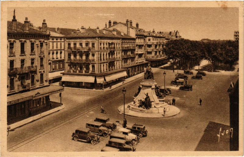 Carte postale ancienne Valence Place de la Republique à Valence