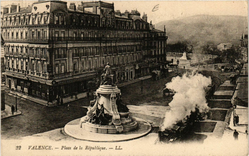 Carte postale ancienne Valence Place de la Republique à Valence