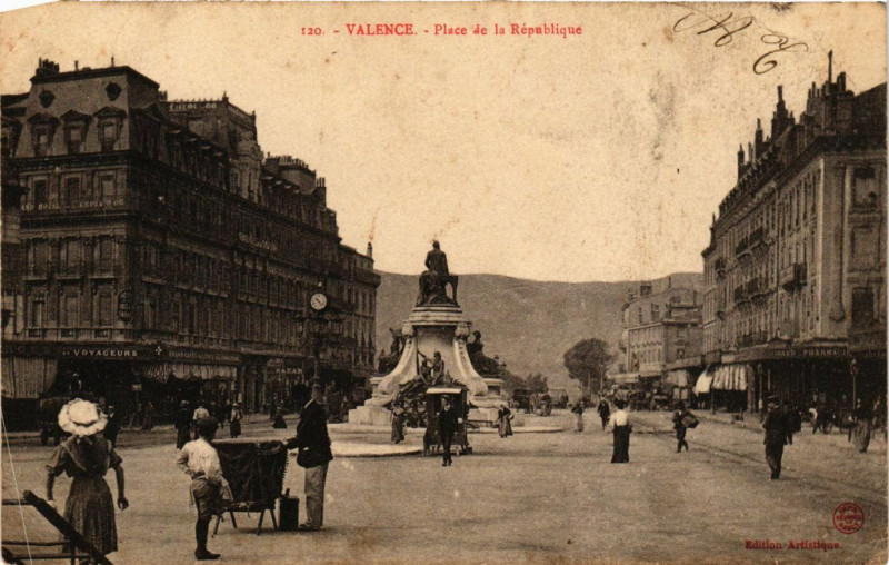Carte postale ancienne Valence Place de la Republique à Valence