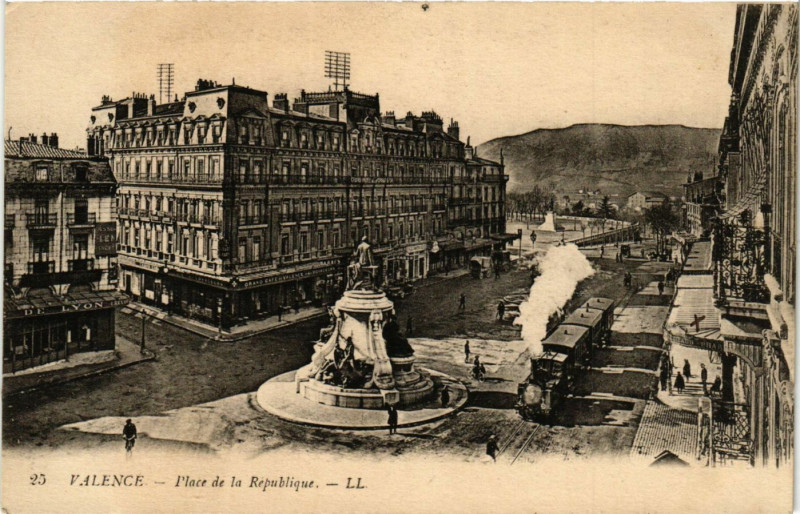 Carte postale ancienne Valence Place de la Republique à Valence