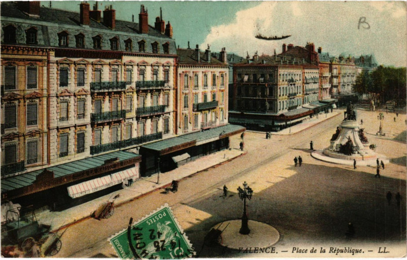 Carte postale ancienne Valence Place de la Republique à Valence