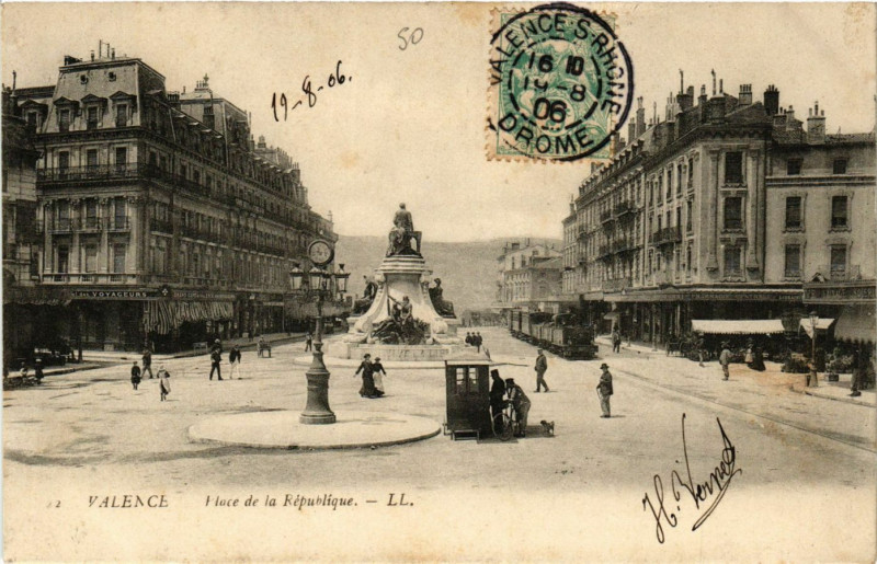 Carte postale ancienne Valence Place de la Republique à Valence