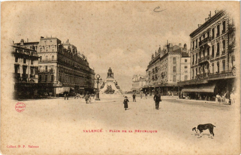 Carte postale ancienne Valence Place de la Republique à Valence