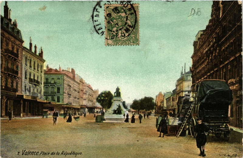 Carte postale ancienne Valence Place de la Republique à Valence