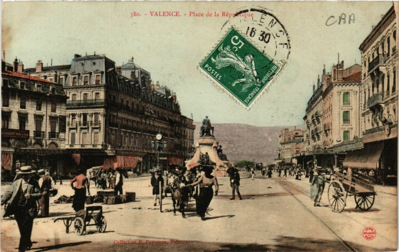 Carte postale ancienne Valence Place de la Republique à Valence