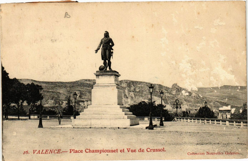 Carte postale ancienne Valence Place Championnet et vue de Crussol à Valence