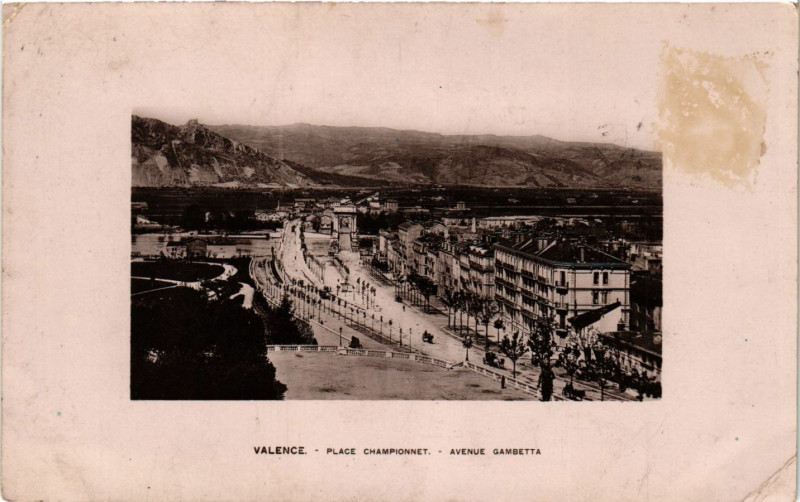 Carte postale ancienne Valence Place Championnet Avenue Gambetta à Valence