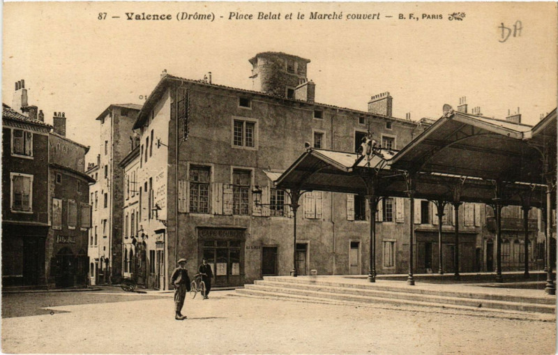 Carte postale ancienne Valence Place Belat et le Marche Couvert à Valence