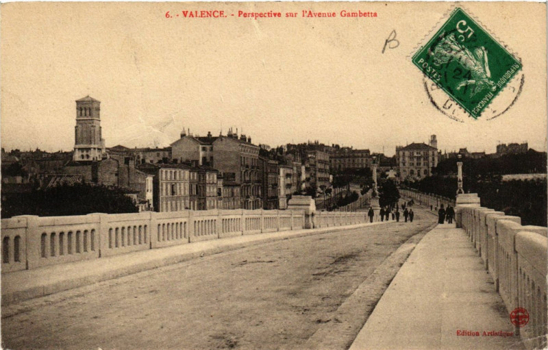 Carte postale ancienne Valence Perspective sur l'Avenue Gambetta à Valence