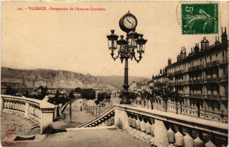 Carte postale ancienne Valence Perspective de l'Avenue Gambetta à Valence