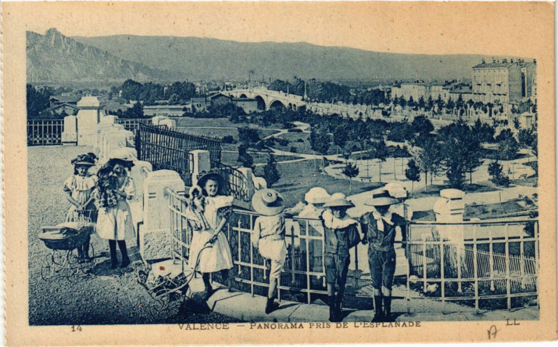 Carte postale ancienne Valence Panorama pris de l'Esplanade à Valence