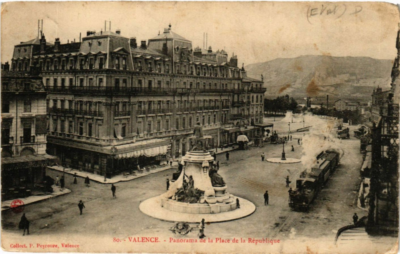 Carte postale ancienne Valence Panorama de la Place de la Republique à Valence