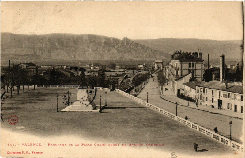 Carte postale ancienne Valence Panorama de la Place Championnet et Avenue Gambetta à Valence