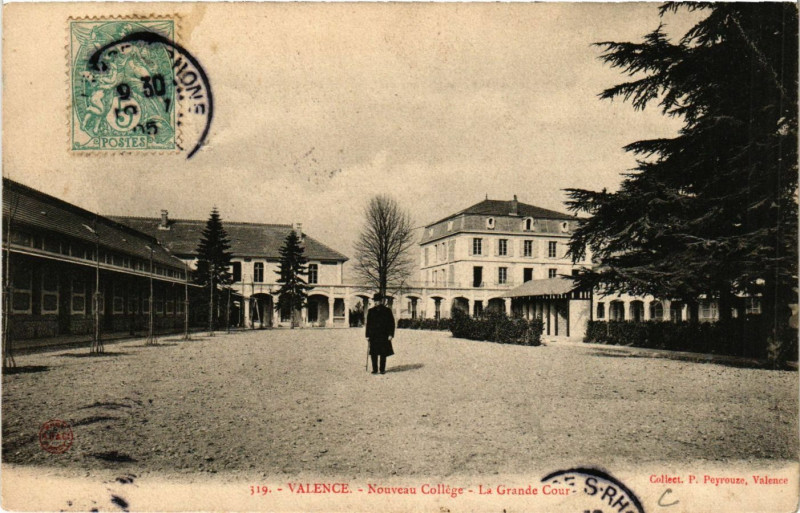 Carte postale ancienne Valence Nouveau College La Grane Cour à Valence
