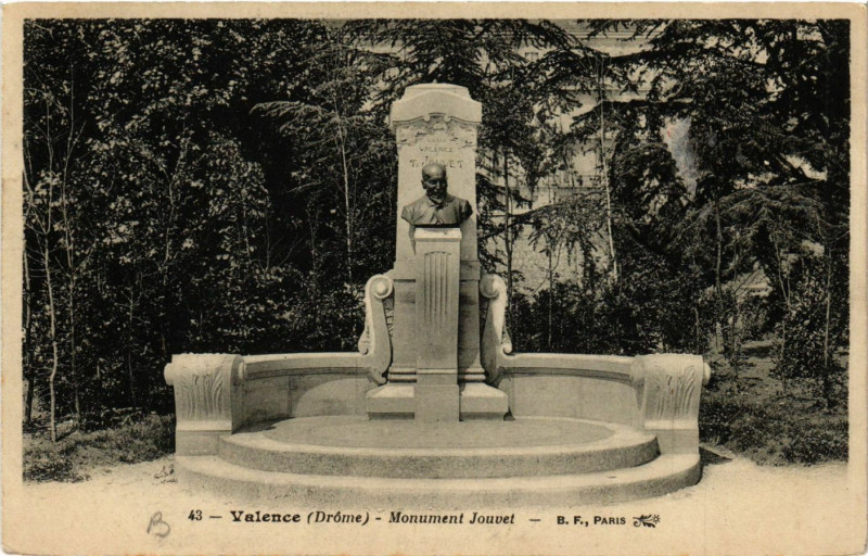 Carte postale ancienne Valence Monument Jouvet à Valence