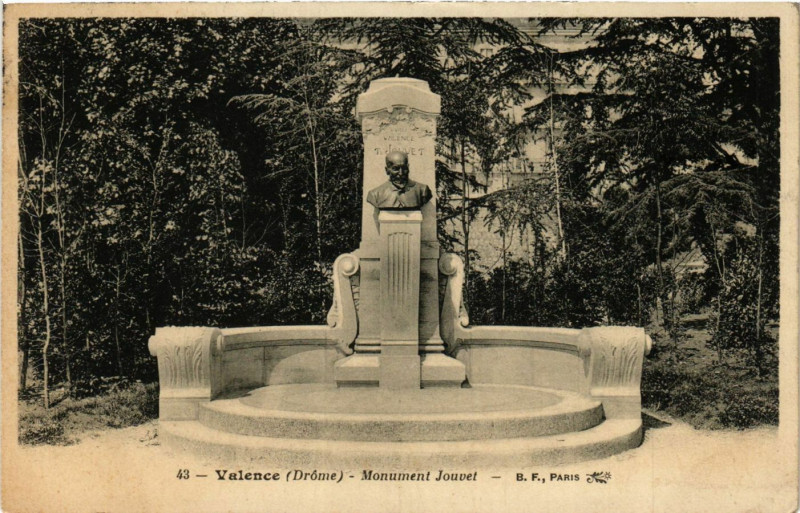 Carte postale ancienne Valence Monument Jouvet à Valence