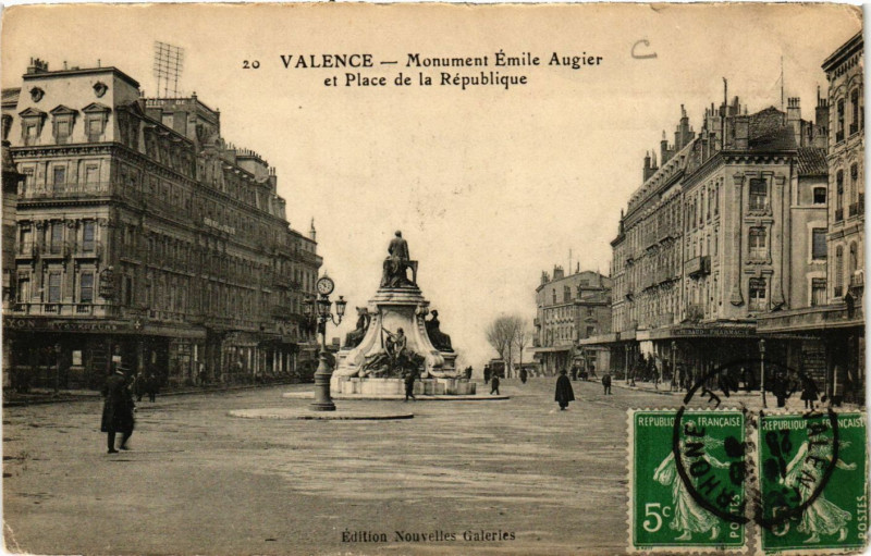 Carte postale ancienne Valence monument Emile Augier et Place de la Republique à Valence