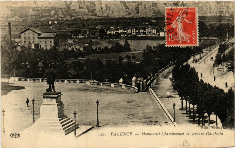 Carte postale ancienne Valence monument Championnet et Avenue Gambetta à Valence