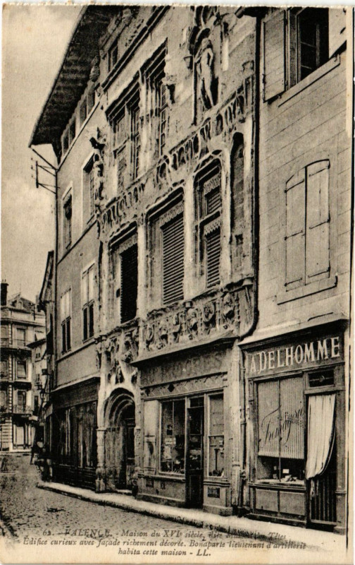 Carte postale ancienne Valence Maison du XVIe siecle dite maison des Tetes à Valence