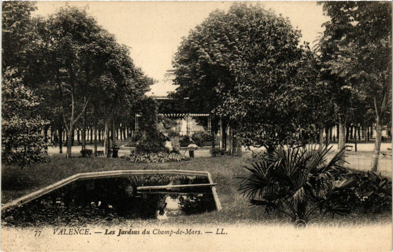 Carte postale ancienne Valence Les Jardins du Champ de Mars à Valence