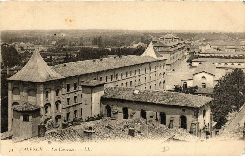 Carte postale ancienne Valence Les Casernes à Valence