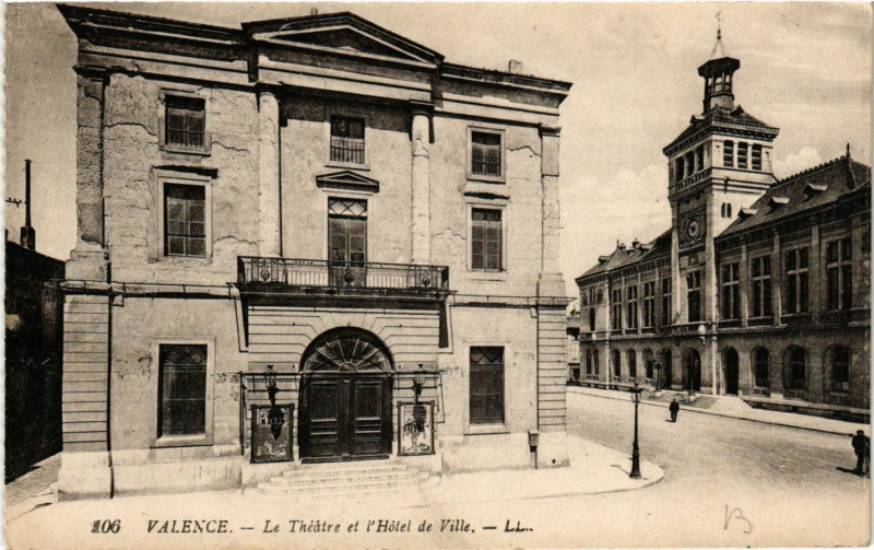 Carte postale ancienne Valence Le Theatre et l'Hotel de Ville à Valence