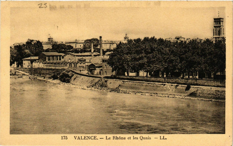 Carte postale ancienne Valence Le Rhone et les Quais à Valence