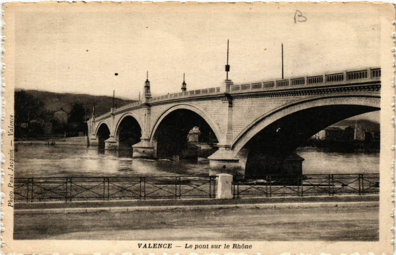 Carte postale ancienne Valence Le Pont sur le Rhone à Valence