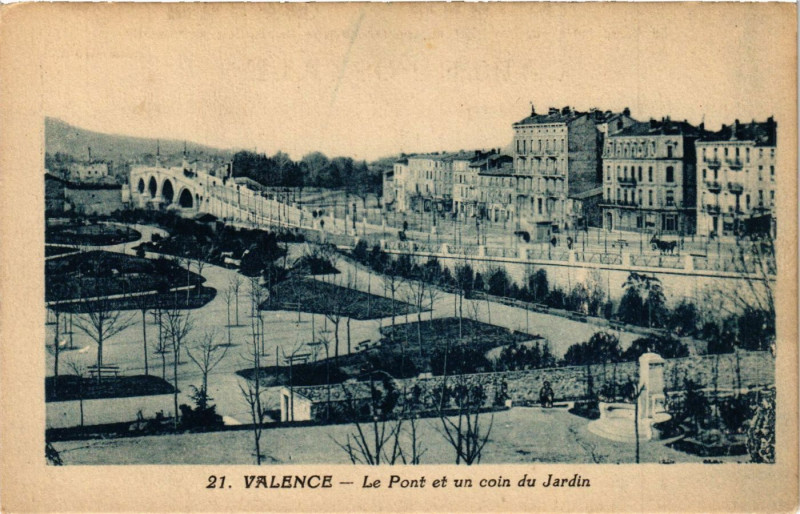 Carte postale ancienne Valence Le Pont et un coin du Jardin à Valence