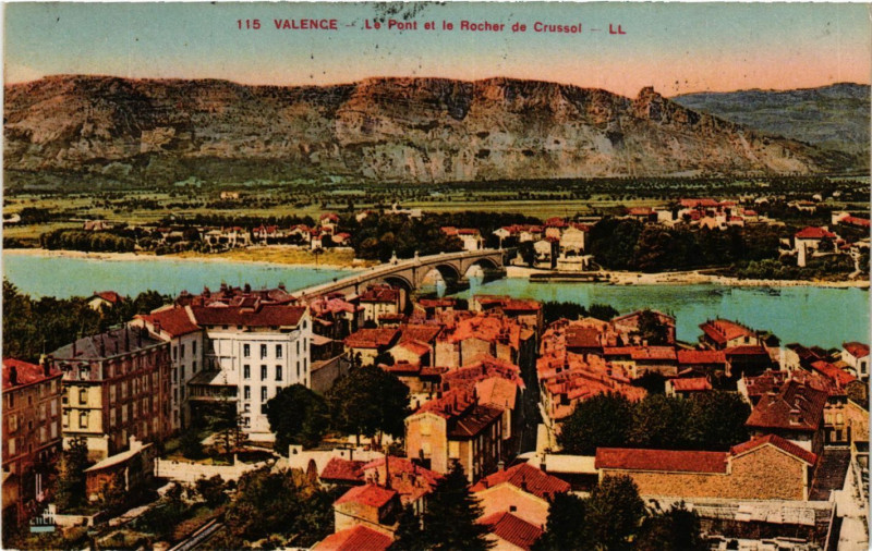 Carte postale ancienne Valence Le Pont et le Rocher de Crussol à Valence