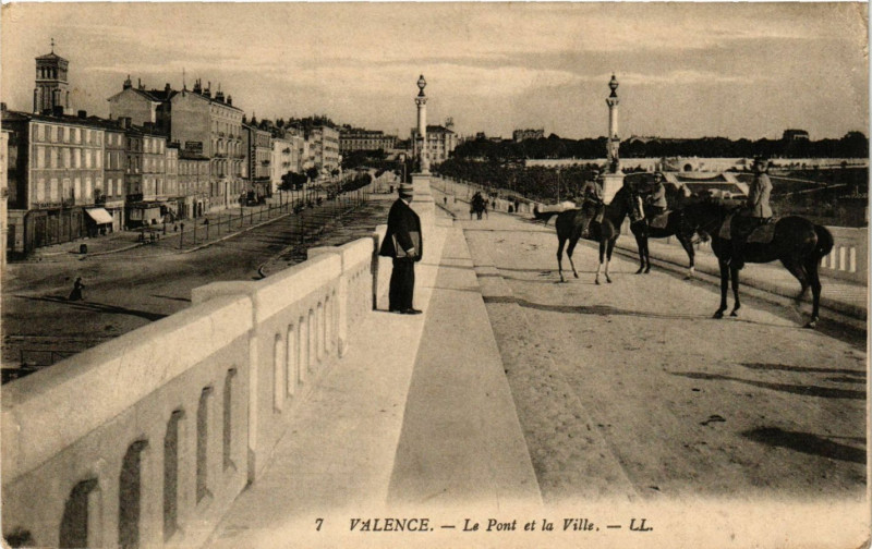 Carte postale ancienne Valence Le Pont et la Ville à Valence