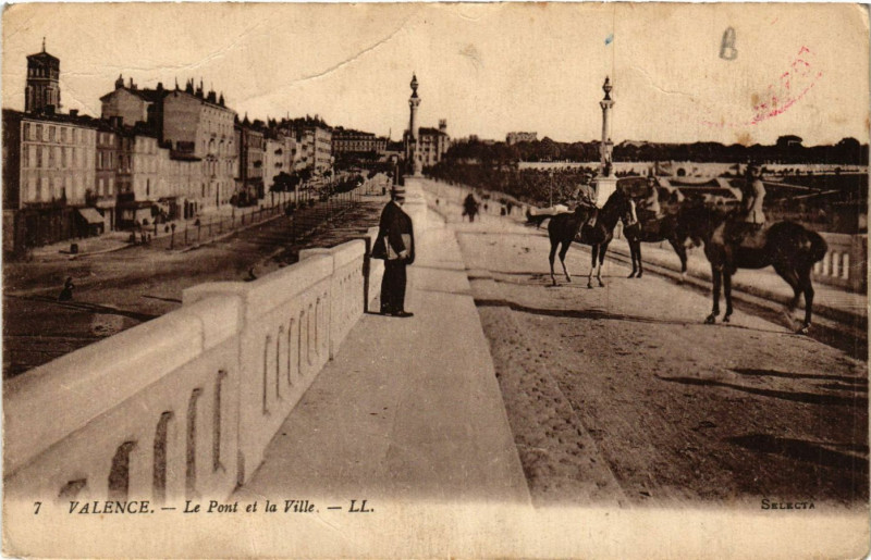 Carte postale ancienne Valence Le Pont et la Ville à Valence