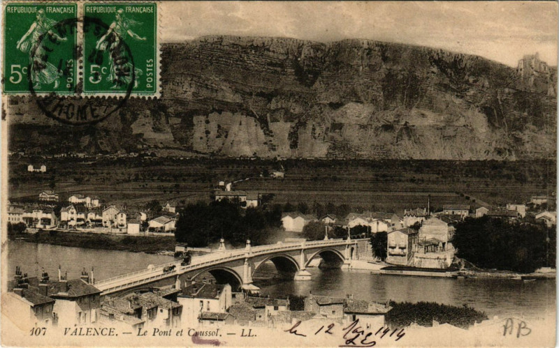 Carte postale ancienne Valence le pont et Crussol à Valence
