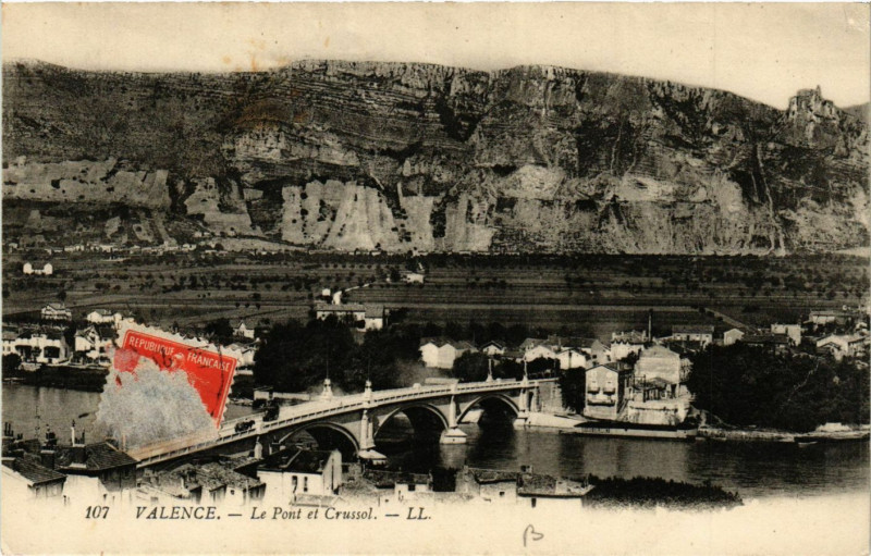Carte postale ancienne Valence le pont et Crussol à Valence