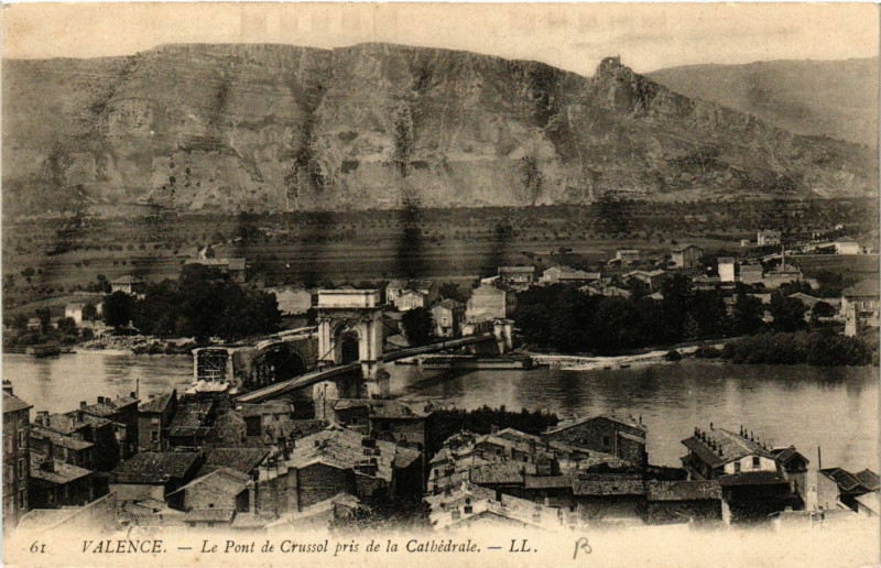 Carte postale ancienne Valence Le Pont de Crussol ris de la Catherale à Valence