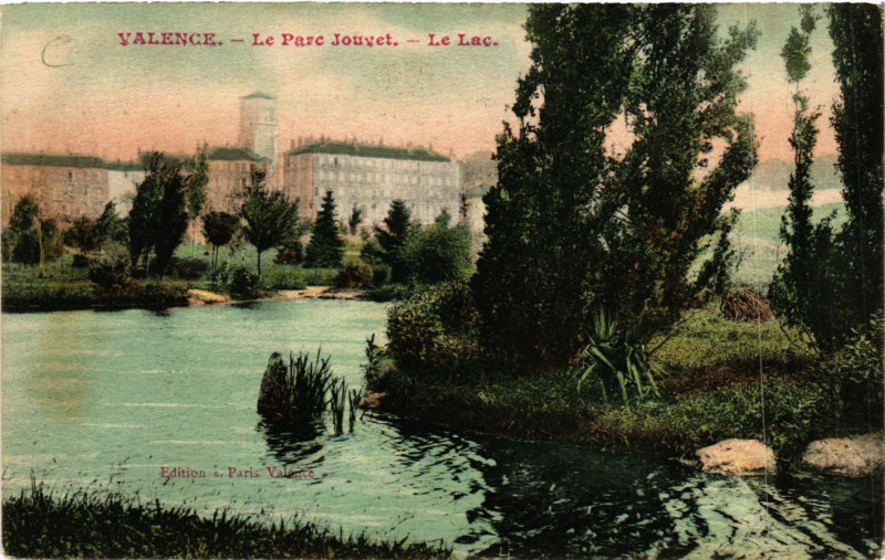 Carte postale ancienne Valence Le Parc Jouvet Le Lac à Valence