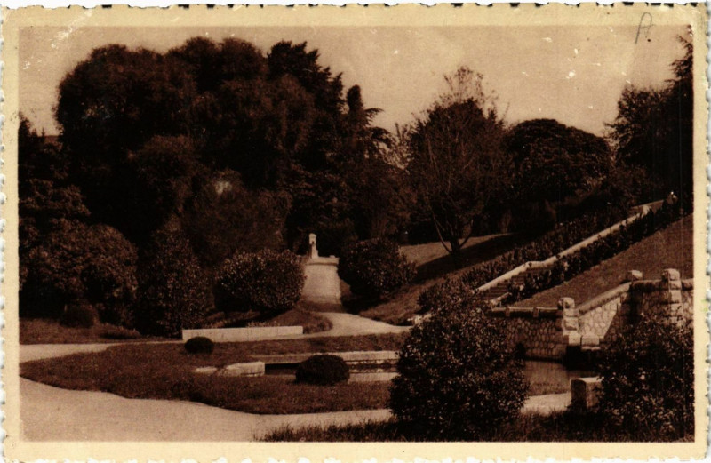 Carte postale ancienne Valence Le Parc Jouvet La Cascade à Valence