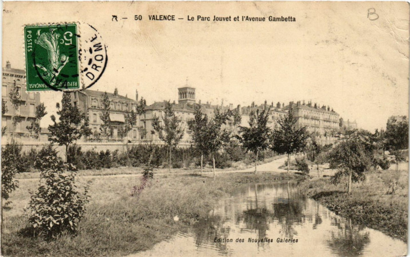 Carte postale ancienne Valence Le Parc Jouvet et l'Avenue Gambetta à Valence