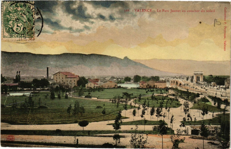 Carte postale ancienne Valence Le Parc Jouvet au coucher du Soleil à Valence