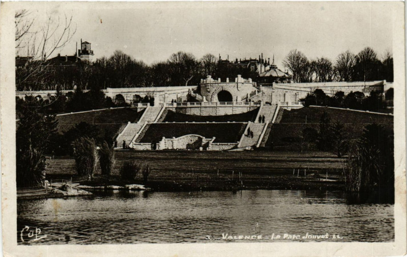 Carte postale ancienne Valence Le Parc Jouvet à Valence