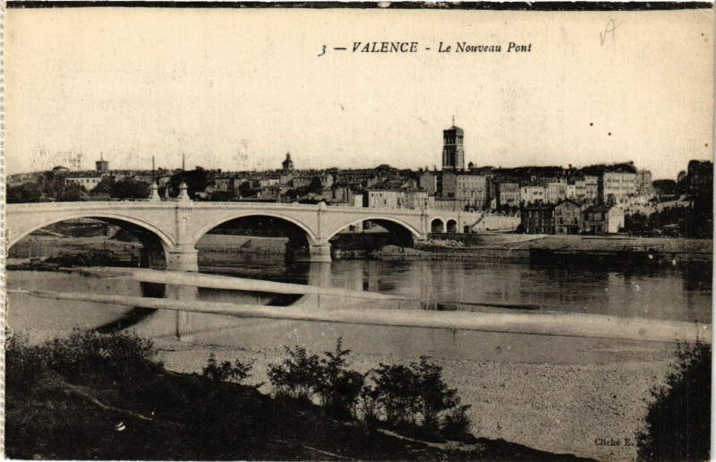 Carte postale ancienne Valence Le Nouveau Pont à Valence