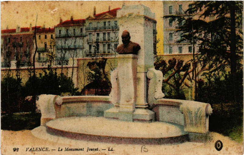 Carte postale ancienne Valence Le Monument Jouvet à Valence