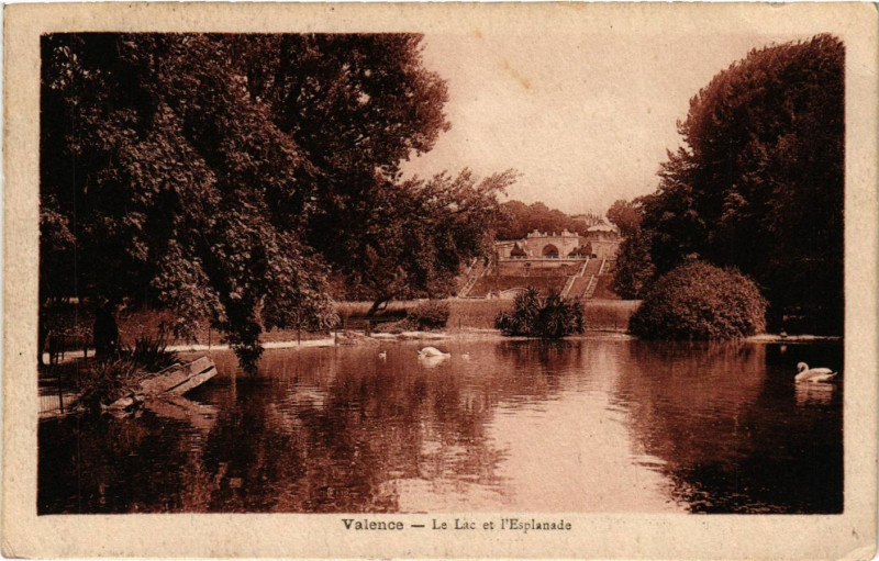 Carte postale ancienne Valence Le Lac et l'Esplanade à Valence