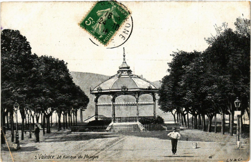 Carte postale ancienne Valence Le Kiosque de Musique à Valence