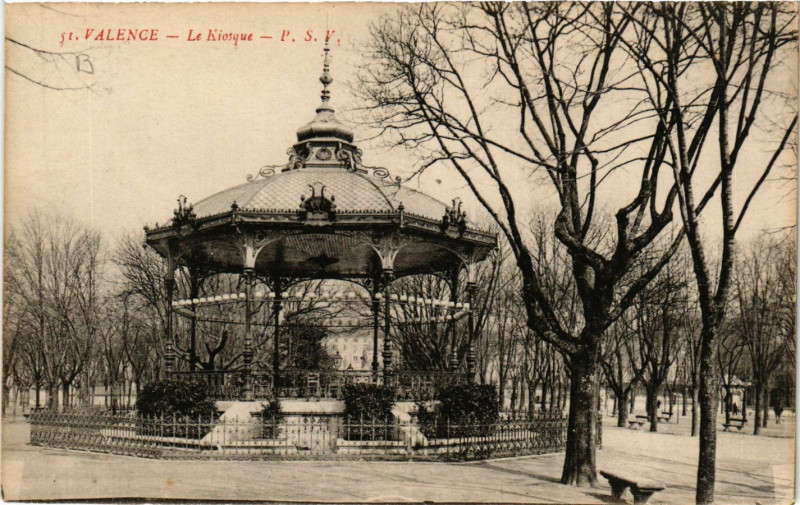 Carte postale ancienne Valence le Kiosque ` à Valence